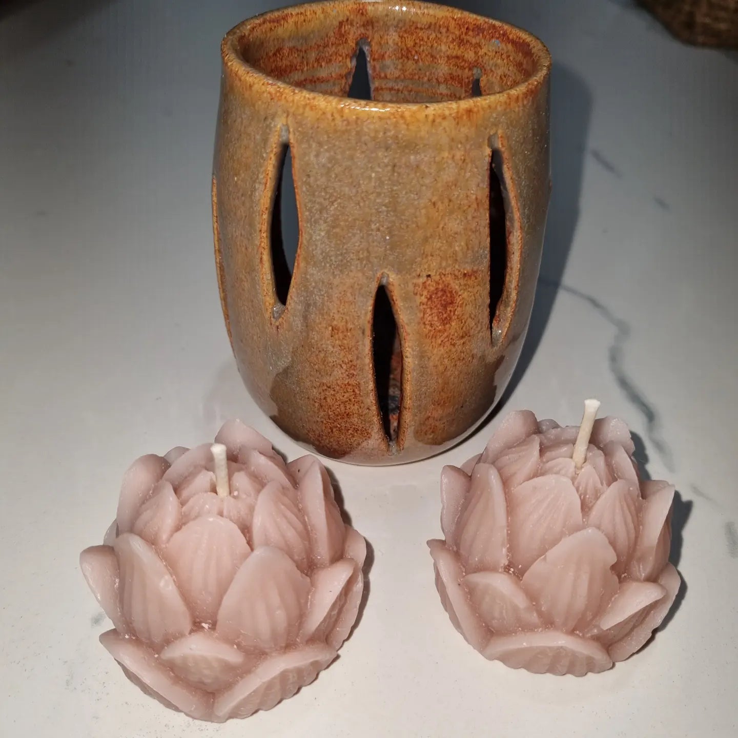 Porta Velas Sandra Bernadini com duas Lotus - Tamanho P