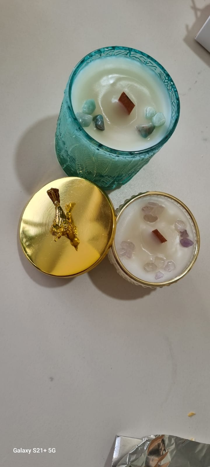 Vaso verde com tampa dourada