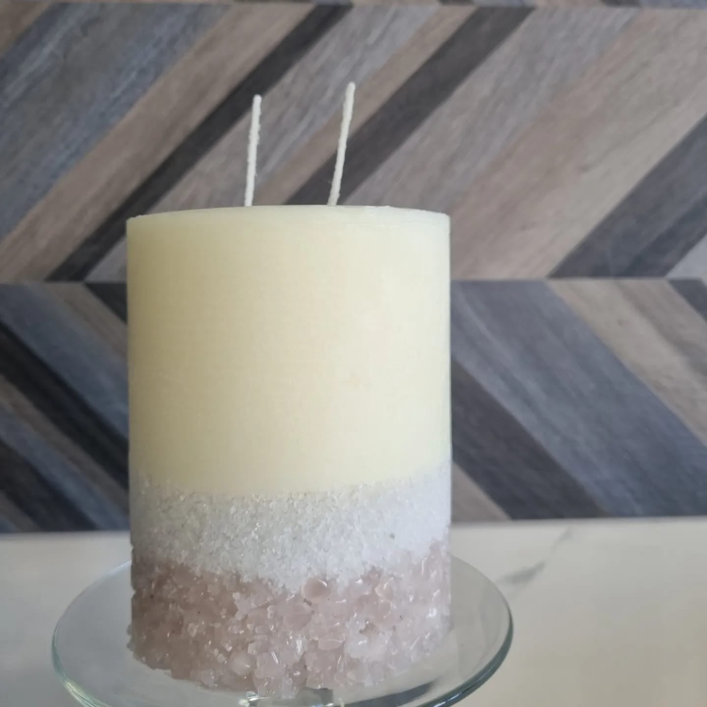 Velas com base em pedras