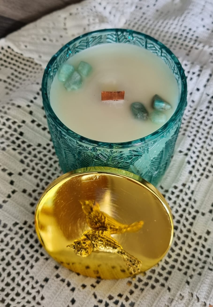 Vaso verde com tampa dourada