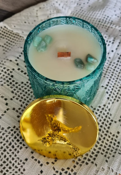 Vaso verde com tampa dourada