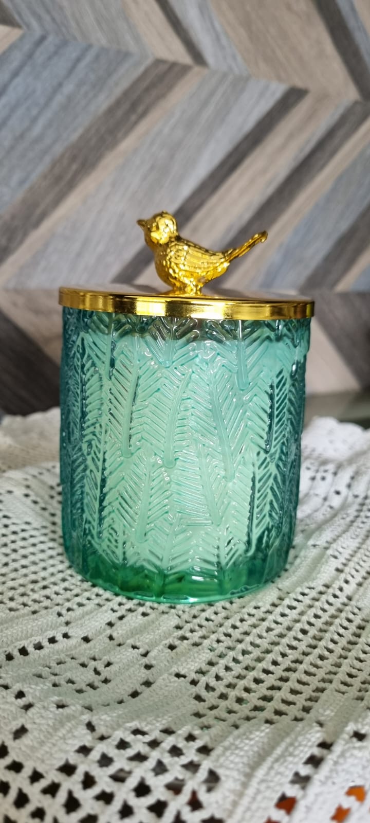 Vaso verde com tampa dourada
